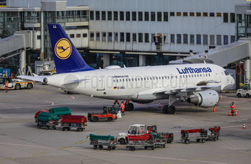 Lufthansa Flugzeug parkt am Gate  Flughafen Duesseldorf International  DUS  Nordrhein-Westfalen  Deutschland