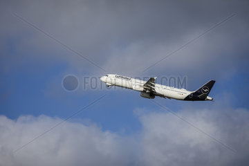 Lufthansa Flugzeug startet vom Flughafen Duesseldorf International  DUS  Nordrhein-Westfalen  Deutschland