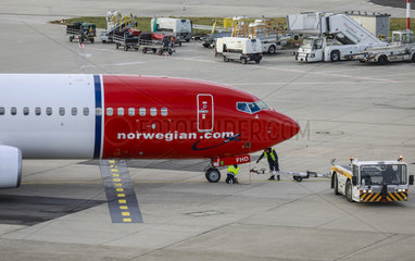 Norwegian Air Shuttle Flugzeug auf dem Weg zur Startbahn  Flughafen Duesseldorf International  DUS  Nordrhein-Westfalen  Deutschland