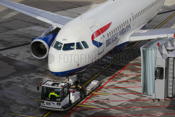 British Airways Flugzeug parkt am Gate  Flughafen Duesseldorf International  DUS  Nordrhein-Westfalen  Deutschland