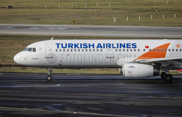 Turkish Airlines Flugzeug  Flughafen Duesseldorf International  DUS  Nordrhein-Westfalen  Deutschland