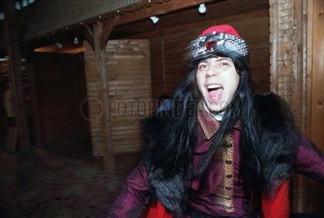 Als Vlad Tepes  bzw. Dracula  verkleideter Einheimischer am Castelul Bran  Rumaenien