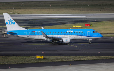 KLM Cityhopper Flugzeug auf dem Weg zur Startbahn  Flughafen Duesseldorf International  DUS  Nordrhein-Westfalen  Deutschland
