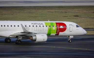 TAP Portugal Flugzeug auf dem Weg zur Startbahn  Flughafen Duesseldorf International  DUS  Nordrhein-Westfalen  Deutschland