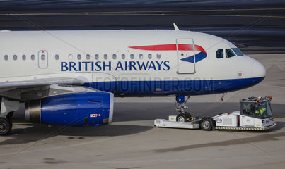 British Airways Flugzeug auf dem Weg zur Startbahn  Flughafen Duesseldorf International  DUS  Nordrhein-Westfalen  Deutschland