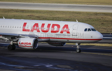 LAUDA Flugzeug auf dem Weg zur Startbahn  Flughafen Duesseldorf International  DUS  Nordrhein-Westfalen  Deutschland