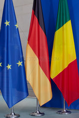 Berlin  Deutschland - Die Fahnen der EU  Republik Mali und Deutschland.