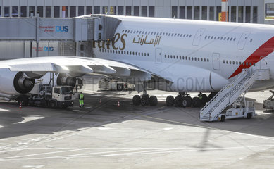 Emirates Airbus A380-800 Flugzeug parkt am Gate  Flughafen Duesseldorf International  DUS  Nordrhein-Westfalen  Deutschland