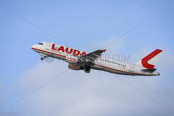 LAUDA Flugzeug startet vom Flughafen Duesseldorf International  DUS  Nordrhein-Westfalen  Deutschland