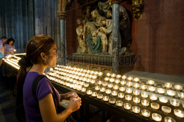 Koeln  Deutschland  Besucher entzuenden Kerzen im Koelner Dom