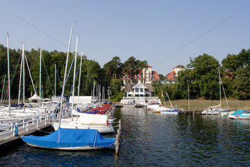 Bad Saarow  eine der vier modernen Sportbootsteganlagen der Saarow Marina