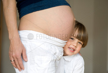 Berlin  Deutschland  eine schwangere Mutter mit ihrem Sohn