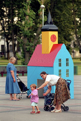 Kinderspielplatz in einem Park in Riga  Lettland