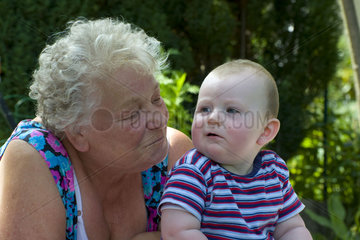 Oma und Enkelkind