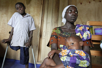 Goma  Demokratische Republik Kongo  Patienten warten in der Krankenstation