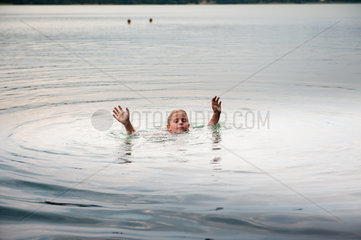 Lychen  Deutschland  ein Kind badet im Wurlsee