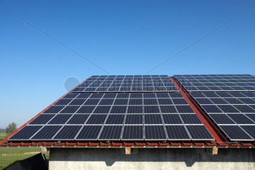 Herboldshausen  Dach eines landwirtschaftlichen Gebaeudes mit Solarmodulen
