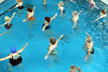 Wassergymnastik in einem Schwimmbad