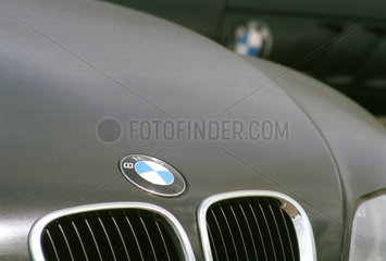 Motorhaube eines BMW-Neuwagen (Import/Export)