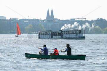 Hamburg  Deutschland  Paddler auf der Aussenalster