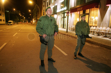 Berlin  Deutschland  Polizisten bei der abgesperrten US-Botschaft