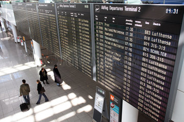 Muenchen  Anzeigetafel der Abfluege im Terminal des Flughafen Franz-Josef-Strauss