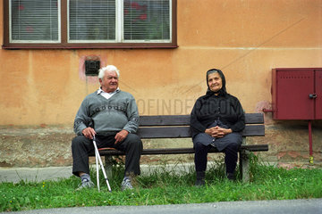 Ein Rentnerpaar auf einer Bank  Slowakei