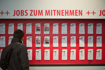 Hannover  Deutschland  eine Pinnwand mit Jobangeboten auf der Cebit