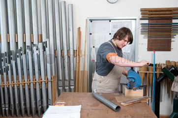 Meiningen  Deutschland  Auszubildender zum Orgelbauer in der Werkstatt