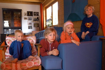 Kinder schauen gemeinsam Fernsehen