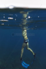 Alicudi  Italien  Detailaufnahme  Junge schwimmt im Meer