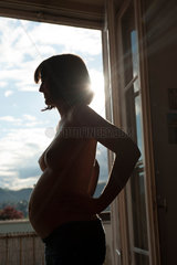 Freiburg  Deutschland  Silhouette einer schwangeren Frau