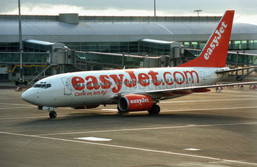 Flugzeug der easyJet.com auf dem Flughafen in Prag  Tschechien