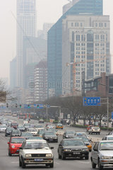 Peking  viel befahrene Ausfallstrasse und Smog