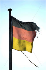 Berlin  Deutschland  vom Wind zerfetzte Deutschlandfahne am Mast