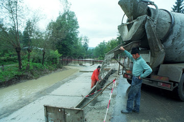 Bauarbeiten im Ueberschwemmungsgebiet nach einer Flut in Alunis  Rumaenien