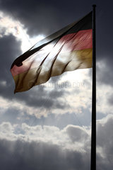 Berlin  Deutschland  eine wehende Deutschlandfahne im Gegenlicht