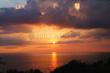 Santiago de Cuba  Sonnenuntergang ueber dem Meer