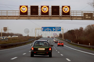 Hannover  Geschwindigkeitsbegrenzungsanzeige auf der A2 Richtung Berlin