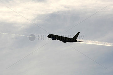 Leipzig  Deutschland  Silhouette eines Flugzeuges im Flug