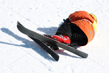 Jerzens  Oesterreich  ein Kind ist beim Skifahren hingefallen
