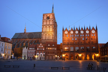 Stralsund  Kirche St. Nikolai und Rathaus am Alter Markt