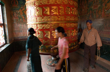 Pilger beten an der Boudhanath Stupa (Nepal)