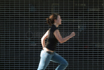 Berlin  junge rennende Frau