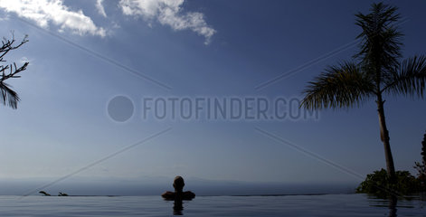 Junge Frau im Swimmingpool in den Bergen  Costa Rica