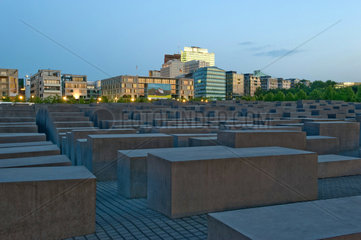Berlin  Deutschland  das Holocaust-Mahnmal am Abend