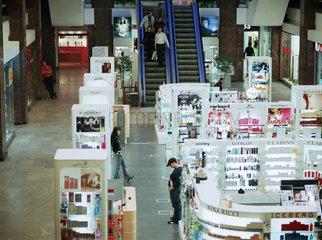 Verkaufsstaende mit Kosmetika im Kaufhaus CUM in Sofia