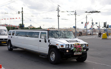 Sankt Petersburg  Russland  Hochzeitsauto vor der Peter-Paul-Kathedrale