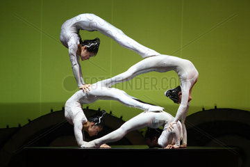 Shanghai  Artisten zeigen ihre Akrobatik