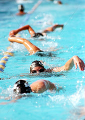 Vereinsschwimmer beim Training in einem Freibad in Posen (Poznan)  Polen